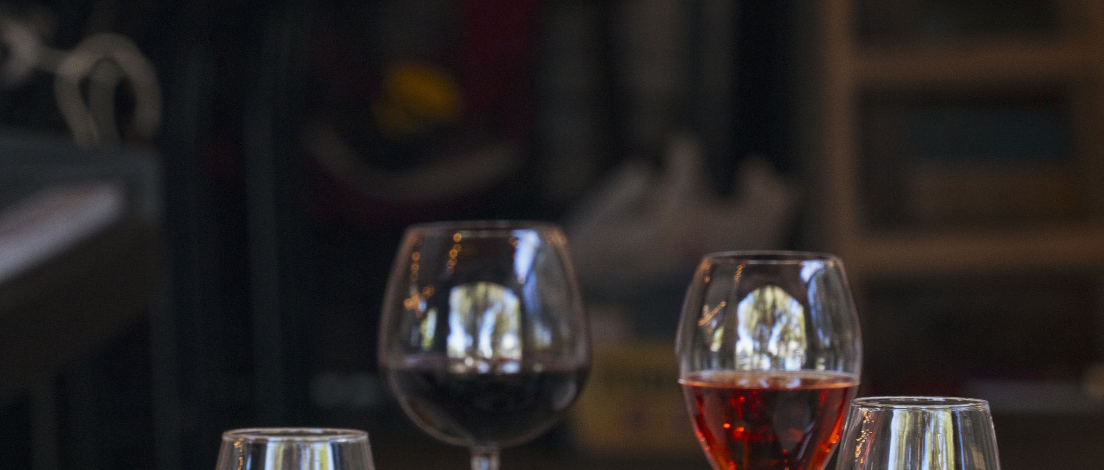 Calici di vino rosso e rosato