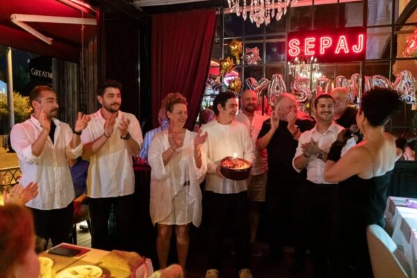 Dün gece 1. Yıl kutlamamızda bize eşlik eden, mutluluğumuza ortak olan tüm dostlarımıza teşekkürler... İyi ki…